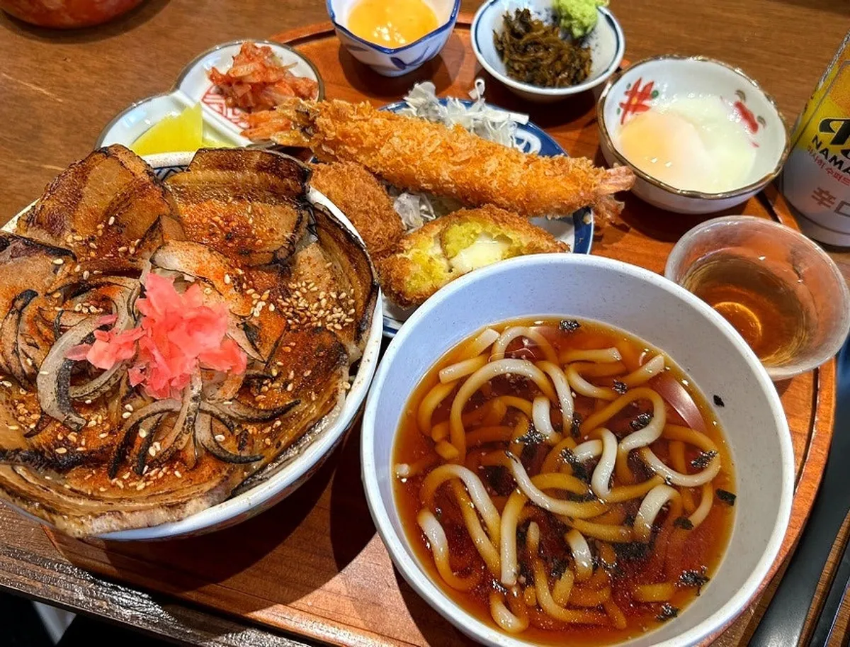 차슈동 정식에 사이드와 맥주까지 놓인 1인 상