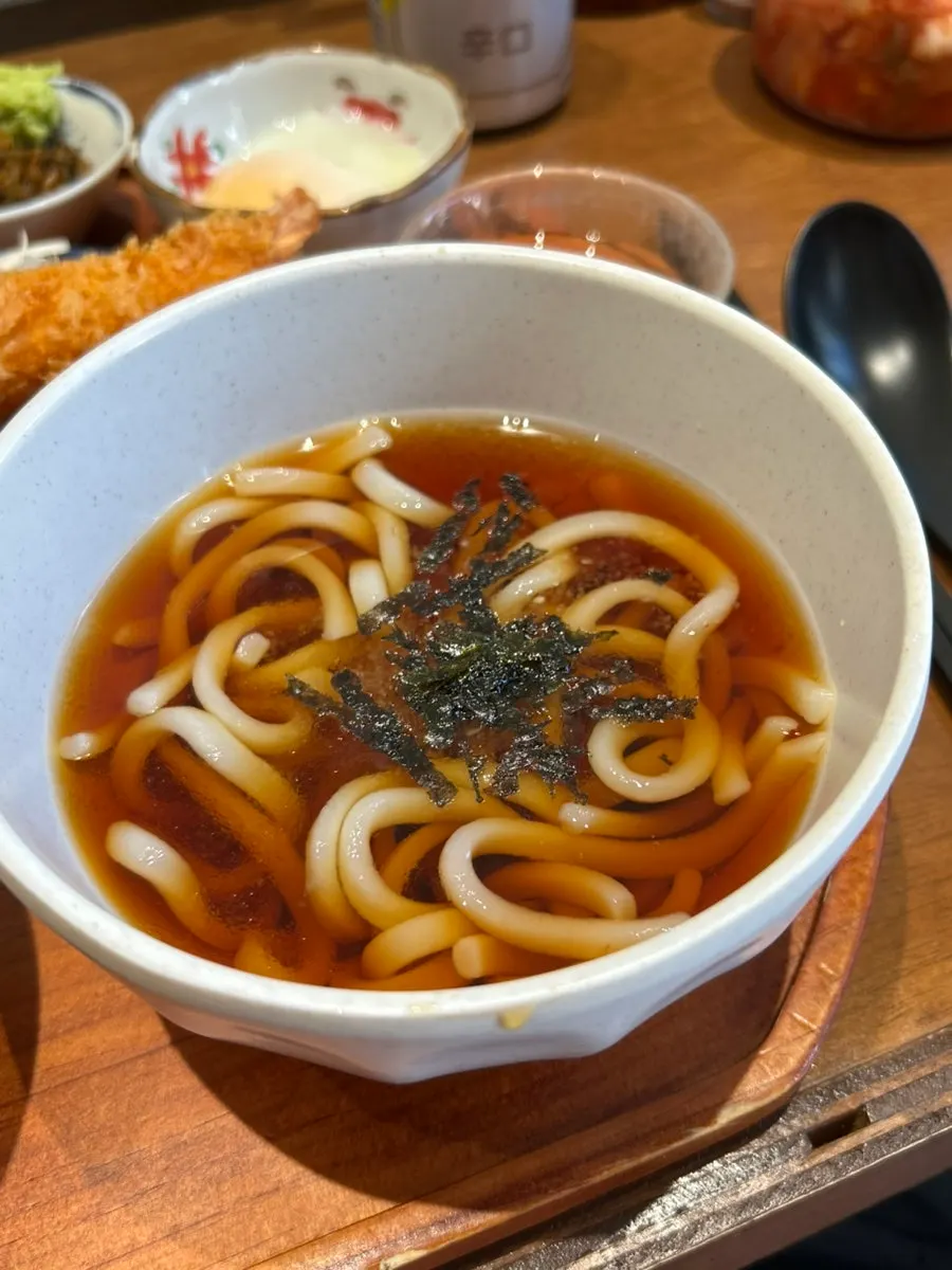 차슈동 정식의 냉우동과 반찬 구성