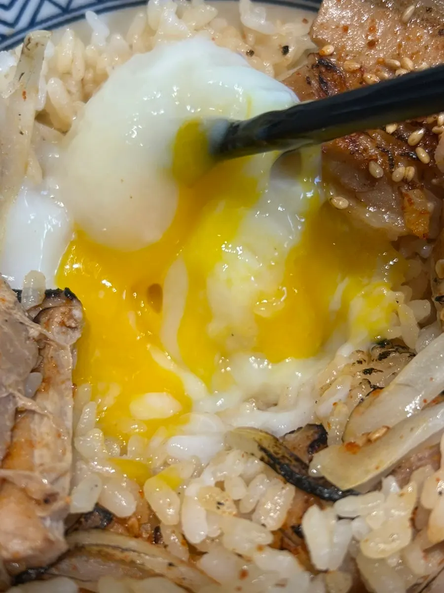 차슈동에 올린 수란 노른자