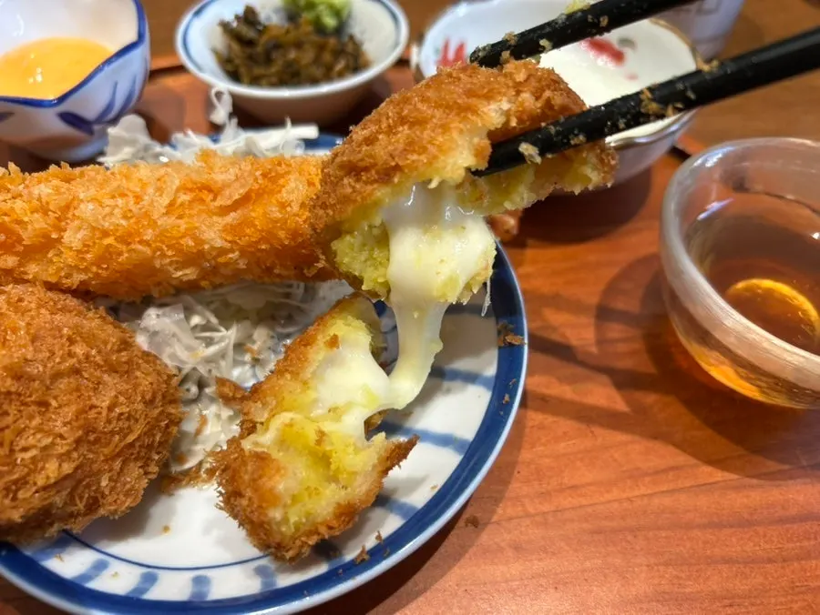반으로 자른 고구마치즈고로케