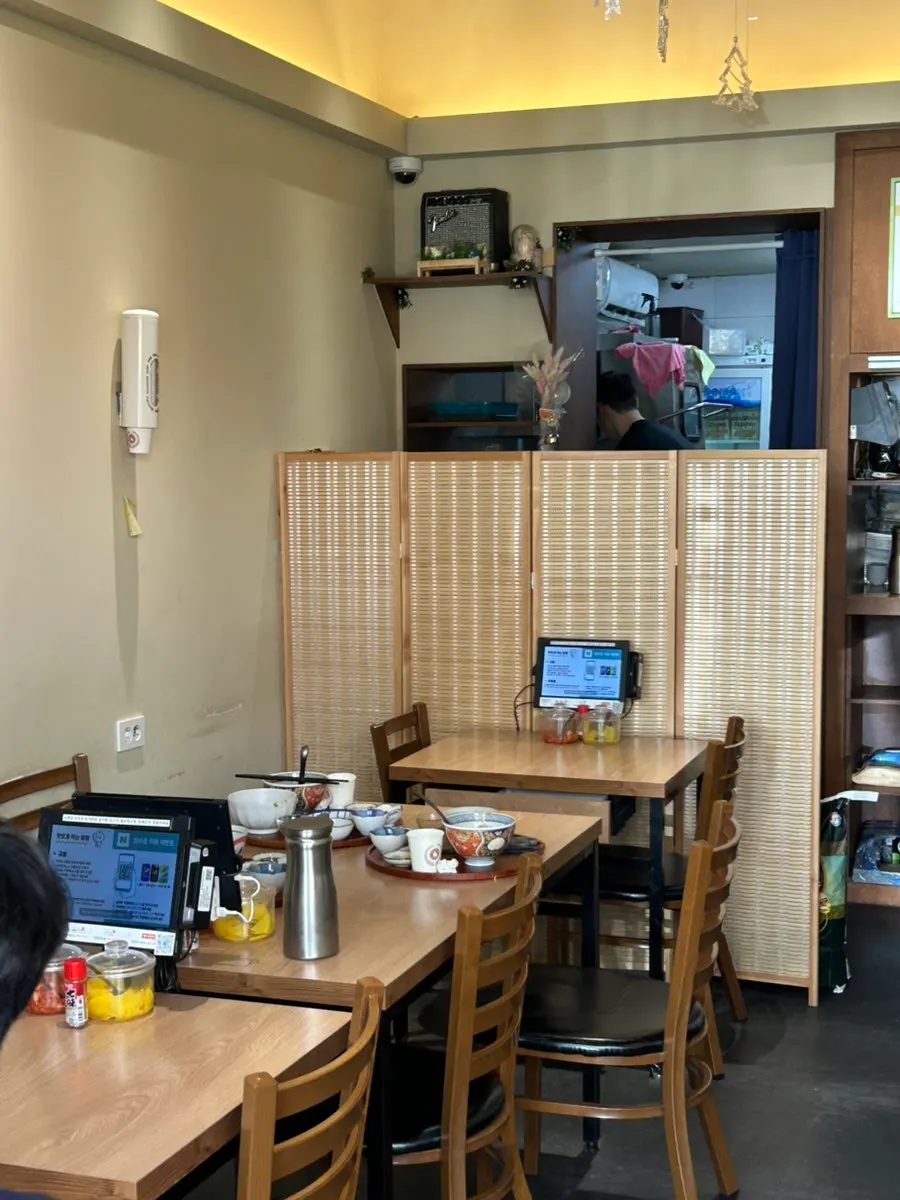 다찌석에 놓인 짱구 소품