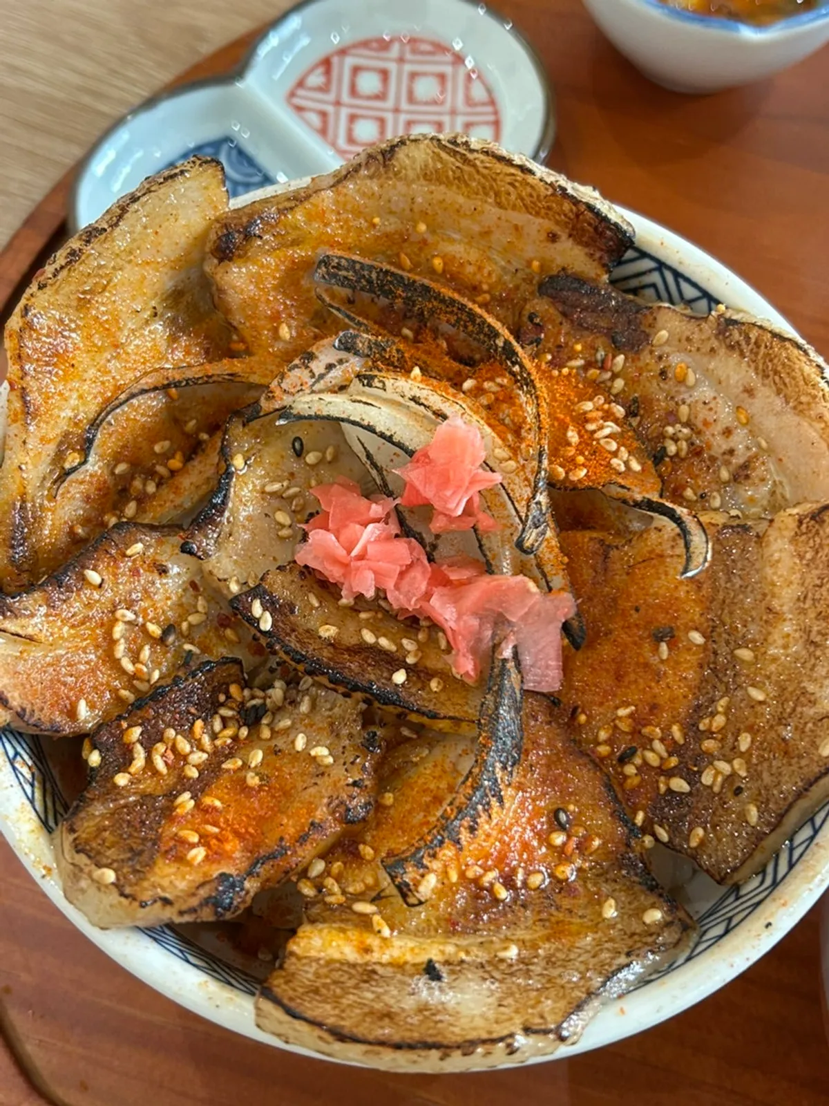 토치로 그을린 차슈가 올라간 차슈동