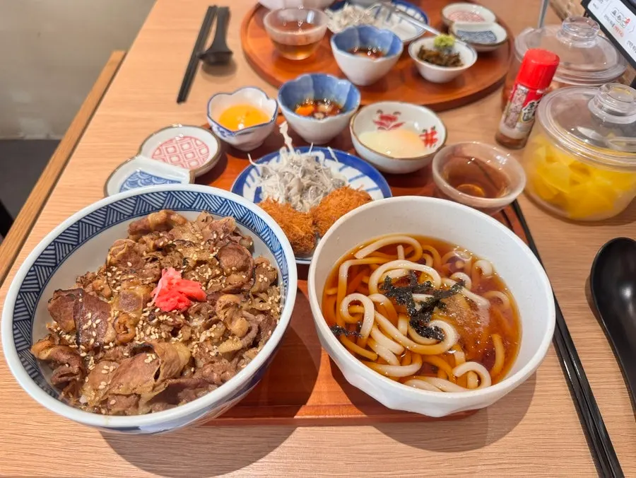 규동한상과 차슈정식 상차림