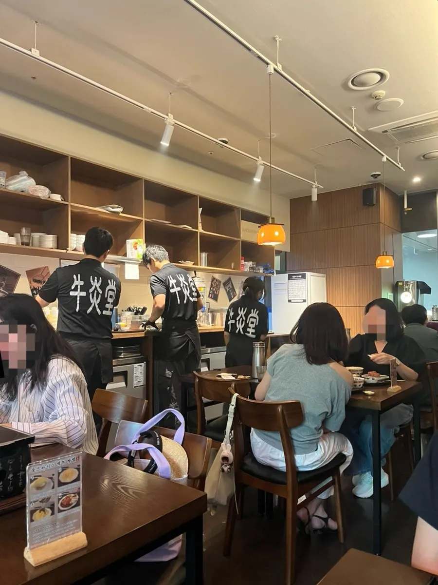 주말 점심 손님으로 찬 규엔당 홀