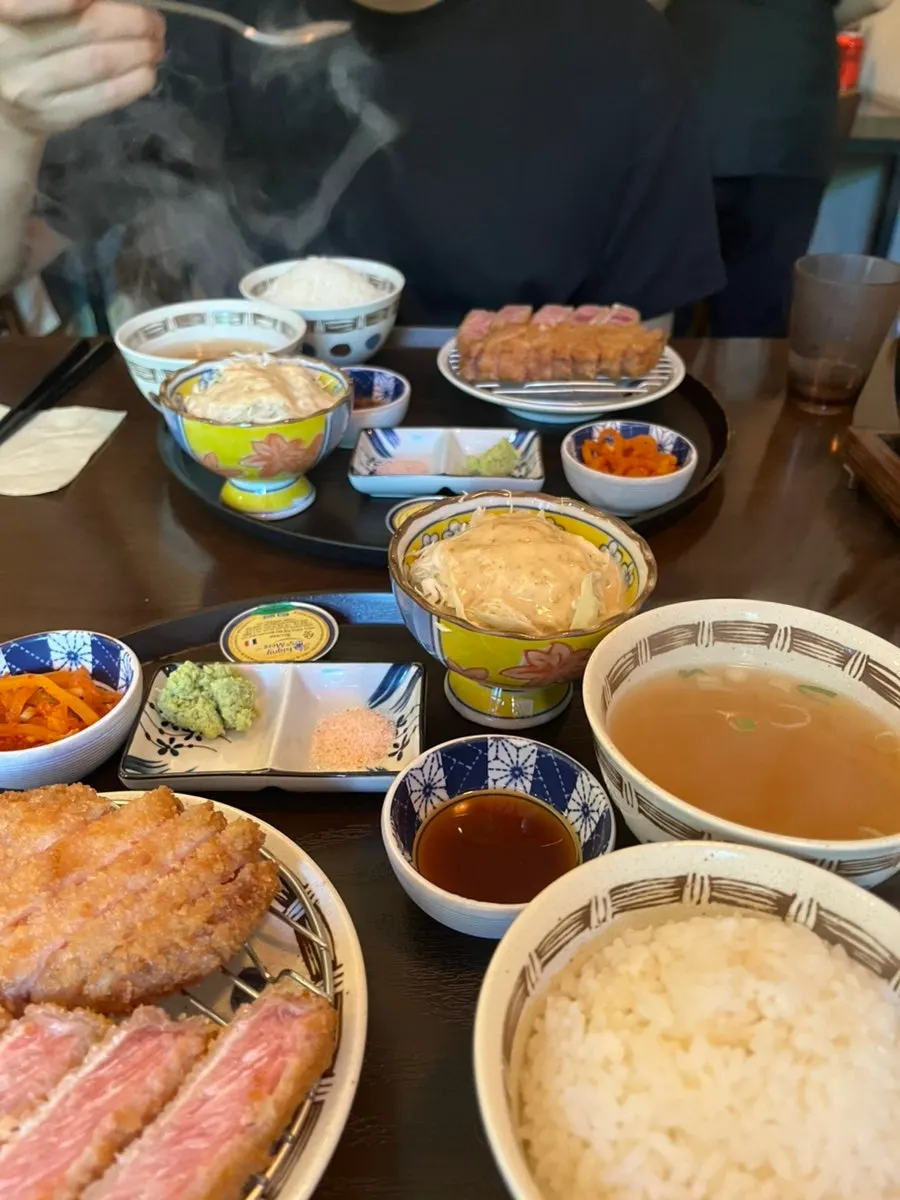 안심규카츠와 채끝규카츠 두 상차림