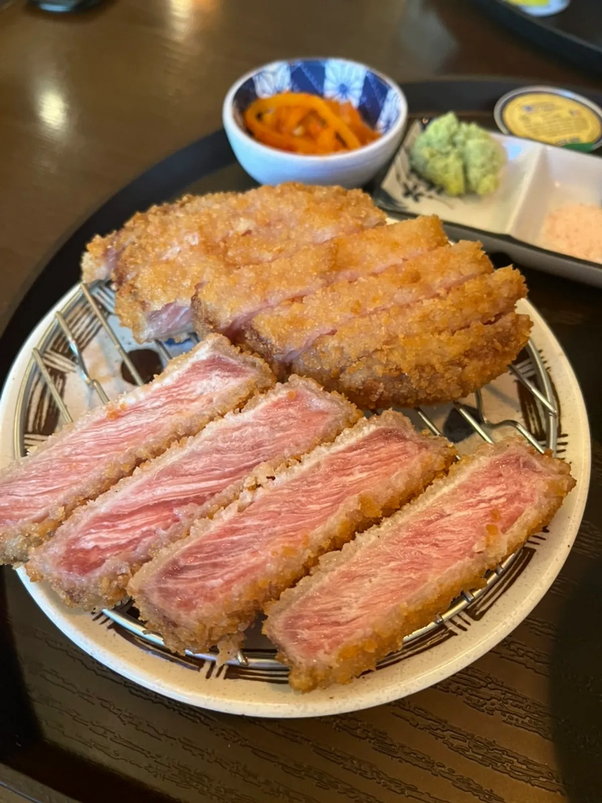 이즈니 가염버터 컵과 규카츠