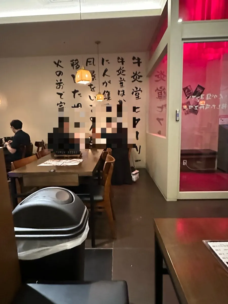 일본어 캘리그래피가 걸린 매장 벽면