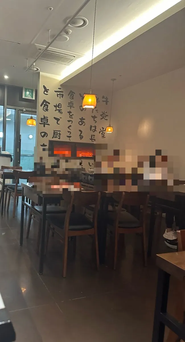 일본 감성 소품과 천장 조명