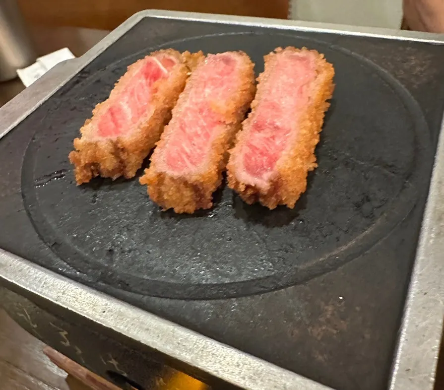 화로 위에서 익어가는 규카츠 한 점