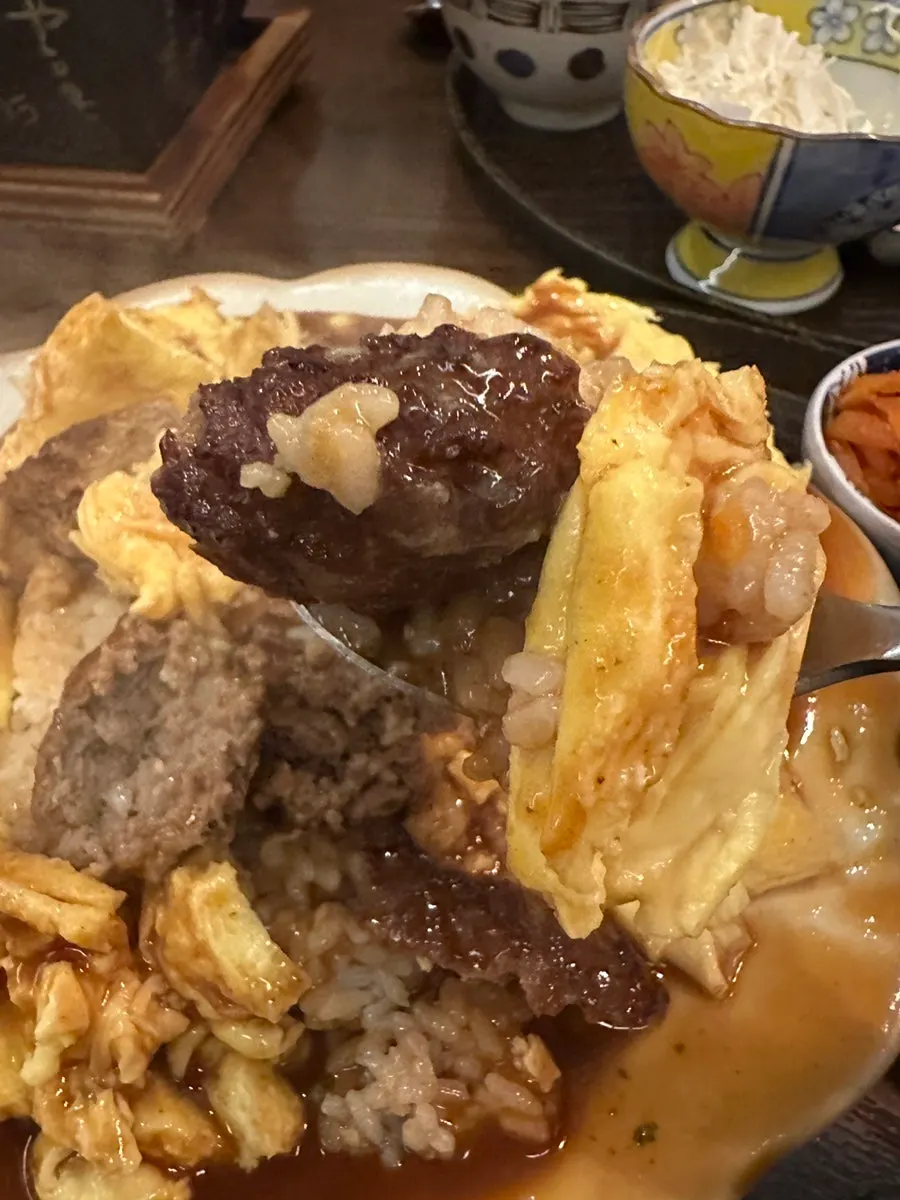 소스를 부은 함바그 오므라이스