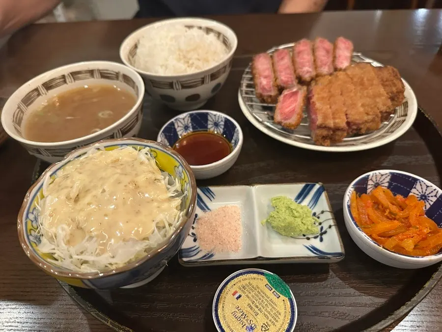 규엔당 광교점 테이블에 차려진 두 메뉴
