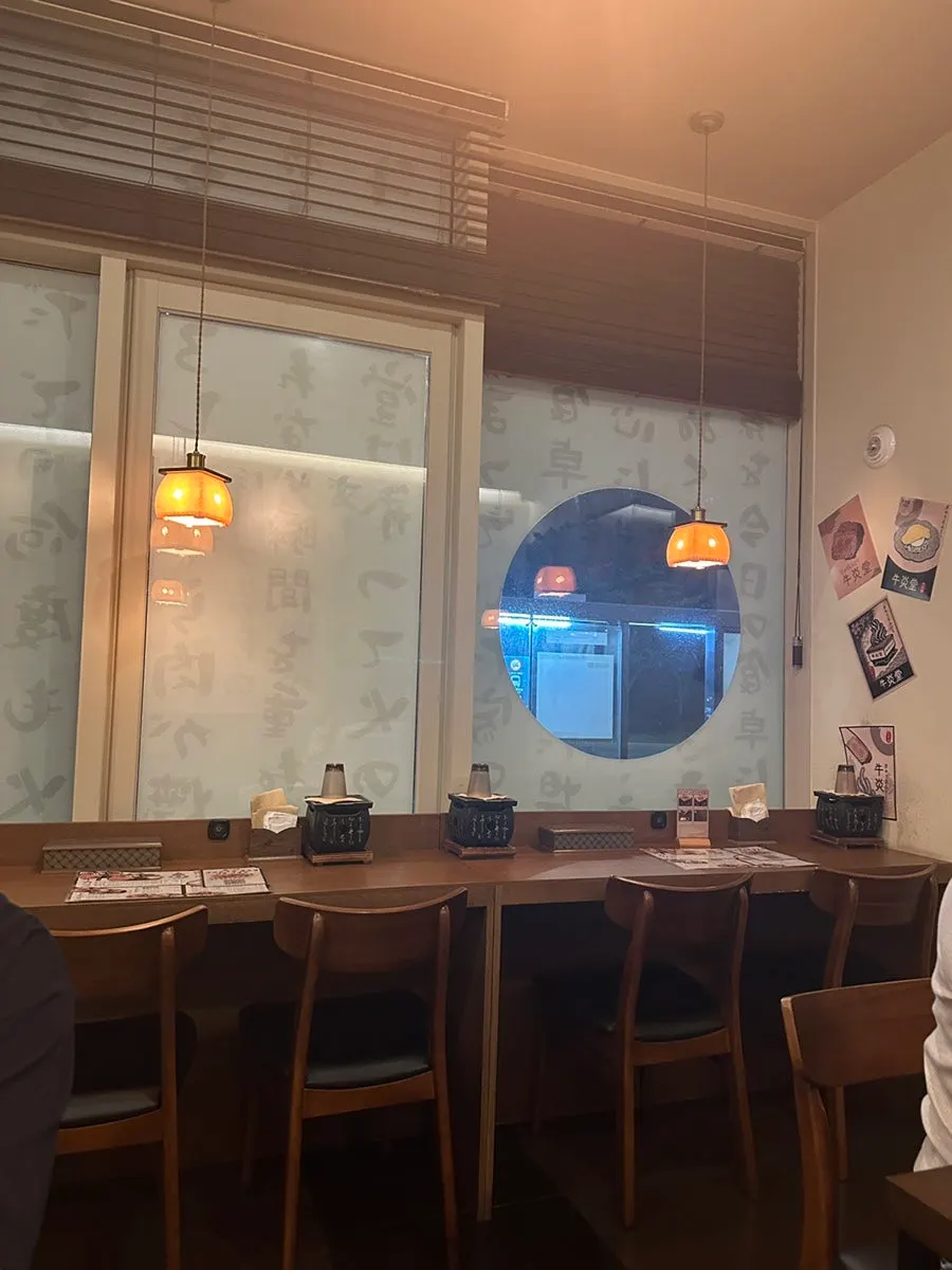 아늑한 조명 아래 규엔당 식사 자리