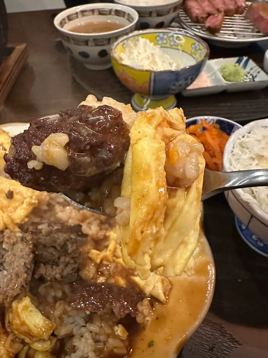 소스를 듬뿍 부은 함바그 오므라이스