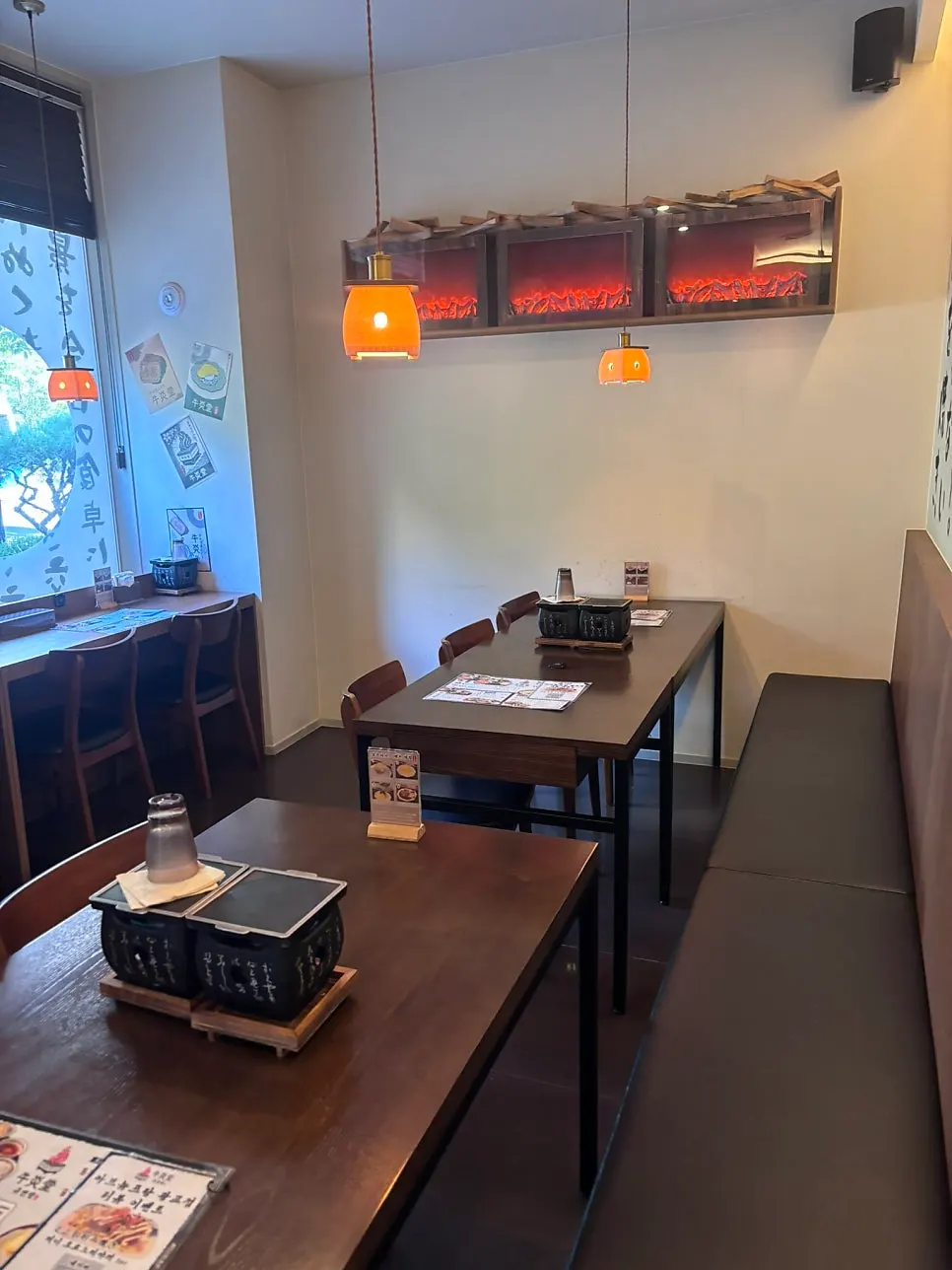 Gyuen-dang dining room seating with tables for 4 and larger groups