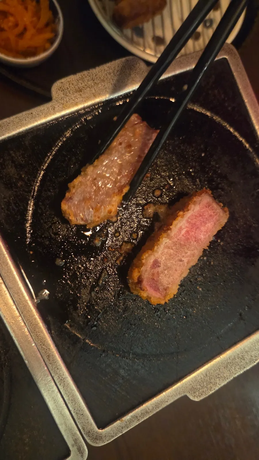 규카츠 두 조각을 얹은 돌판
