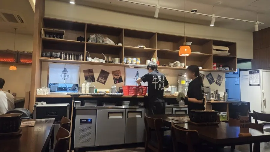 규엔당 아브뉴프랑 광교점 내부 좌석
