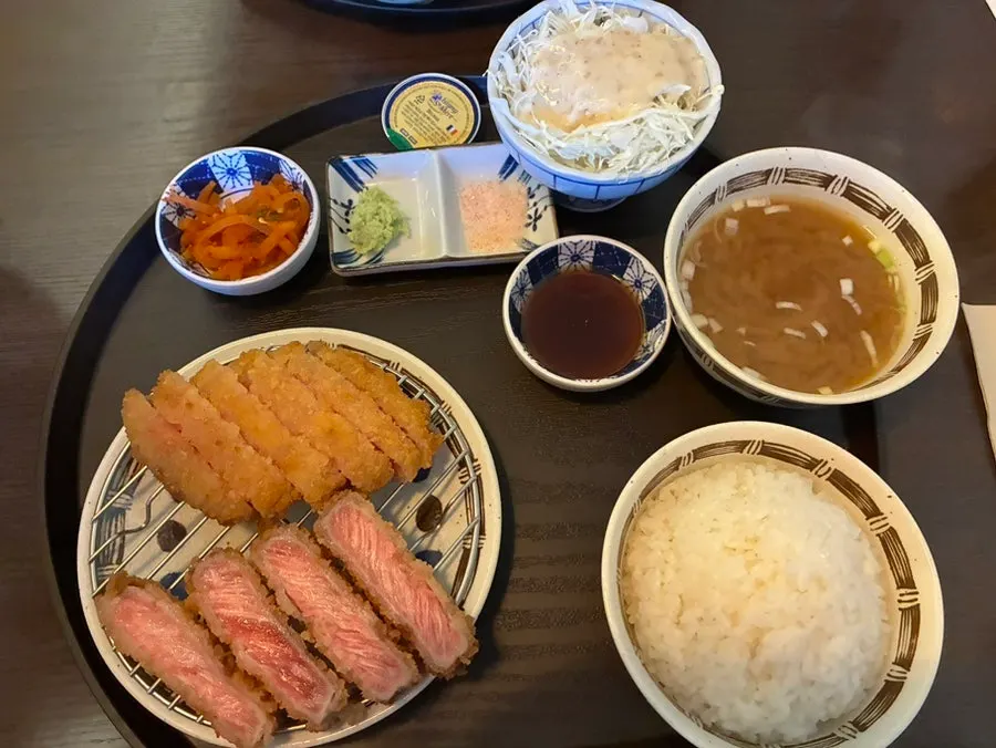 데리야끼 소스가 곁들여진 채끝규카츠