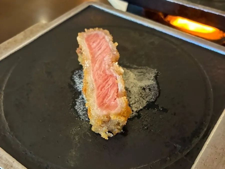 화로에 올려 굽기 시작한 규카츠 한 점
