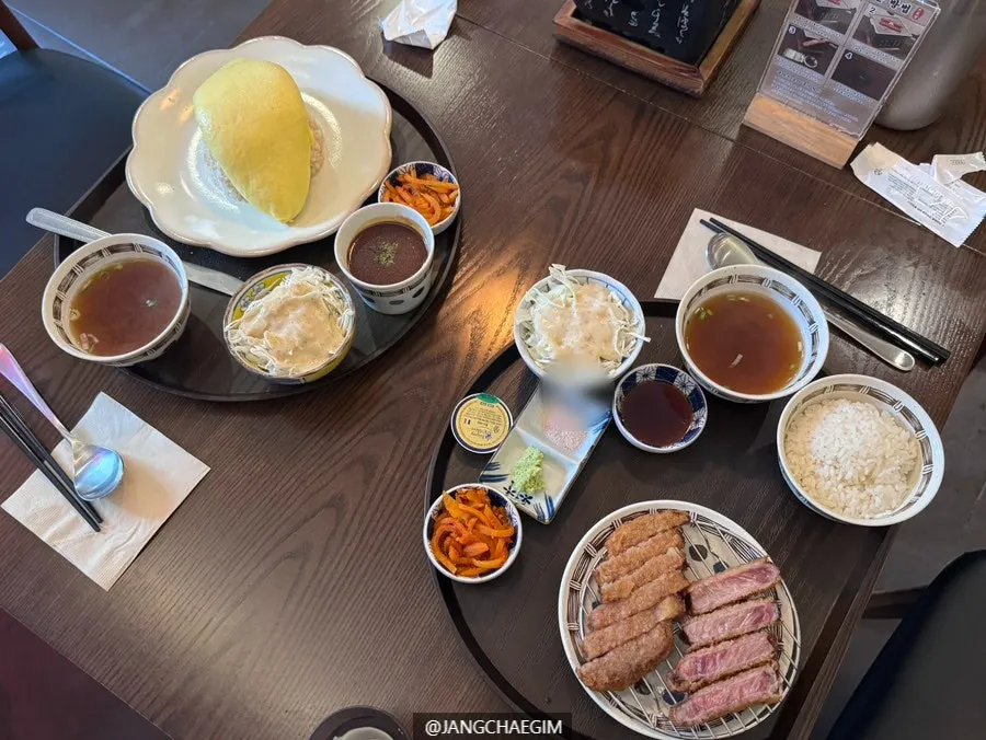 트레이에 담겨 나온 채끝 규카츠와 곁들임