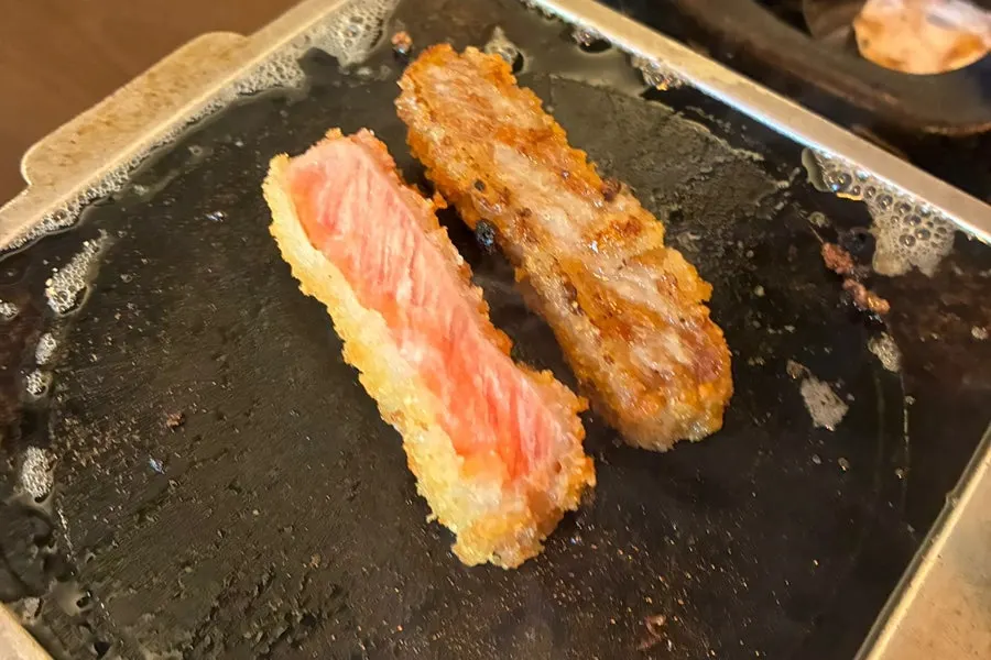 소스에 찍은 채끝규카츠 한 점