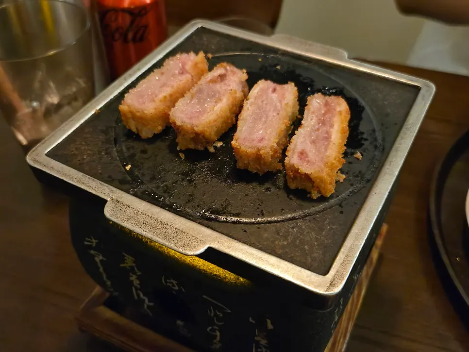 화로 위에 규카츠를 올려 굽는 모습