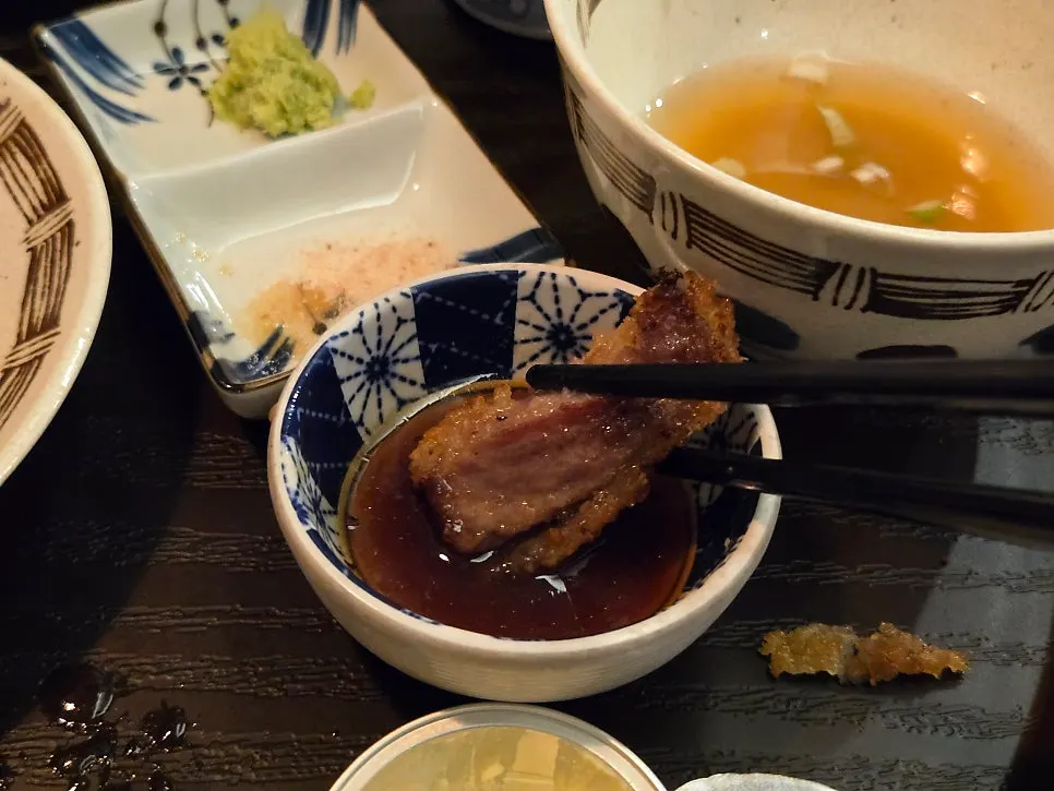 와사비를 올린 규카츠 한 점