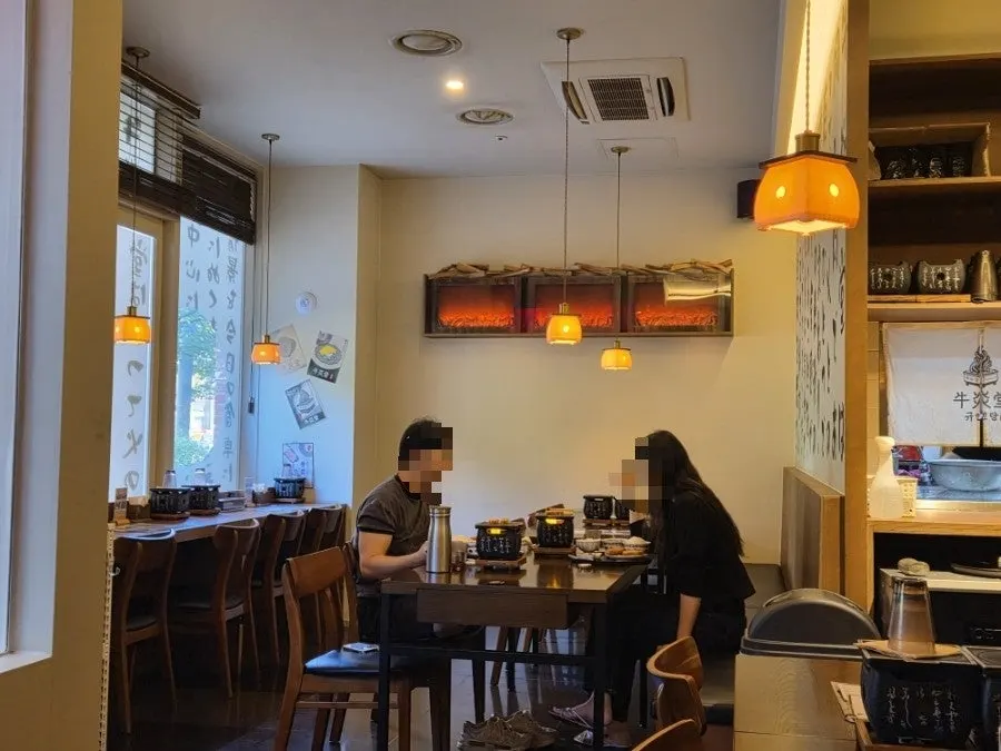 Bright hall seating area at Gyuen-dang