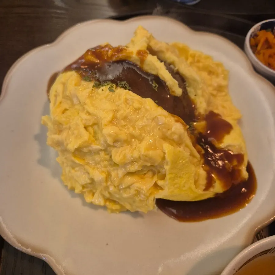 Cross-section of the hambak omurice with the egg opened up