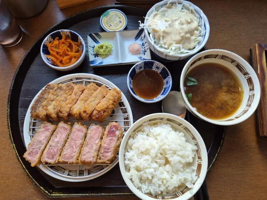 안심 규카츠와 반찬, 된장국, 밥이 나온 한 상