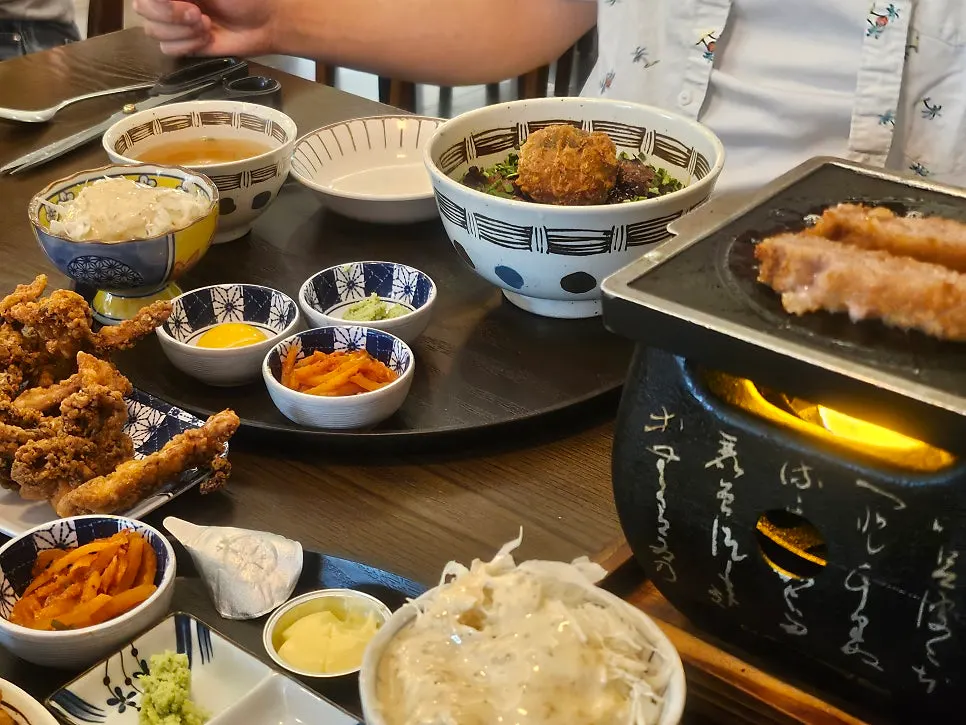 Table setting with sirloin gyukatsu and steki rice bowl