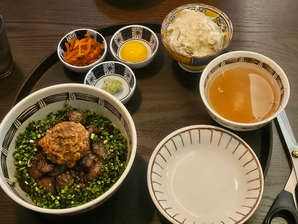 Bowl of steki rice bowl at Gyuen-dang