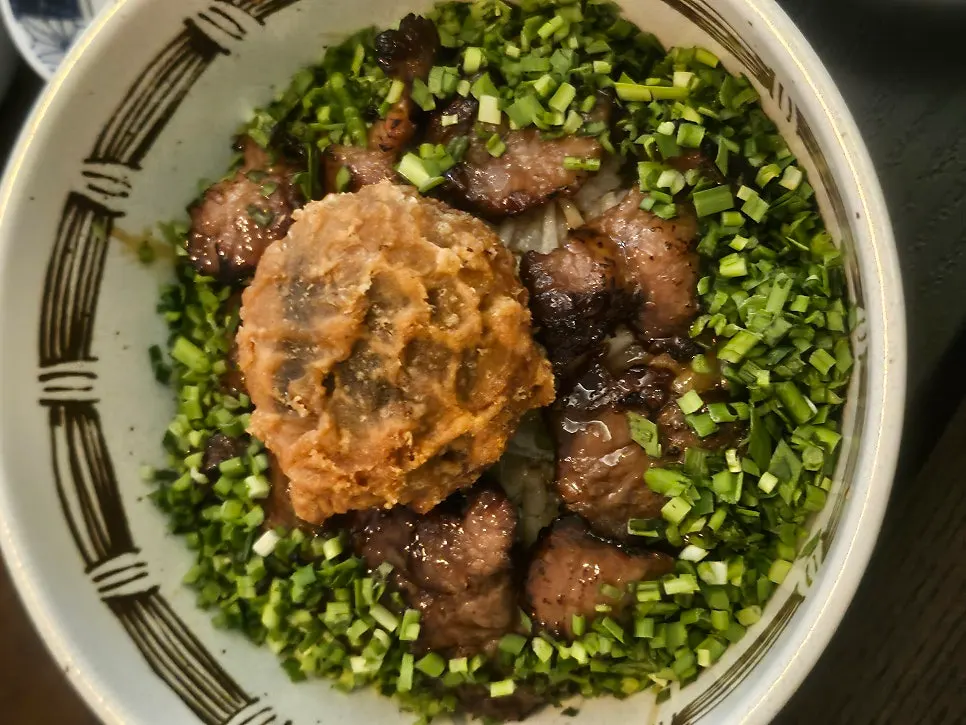Steki rice bowl topped with fried shiitake mushroom and scallions
