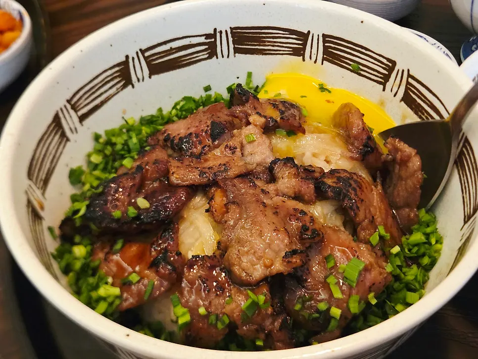 Gyuen-dang's steki rice bowl served at the table