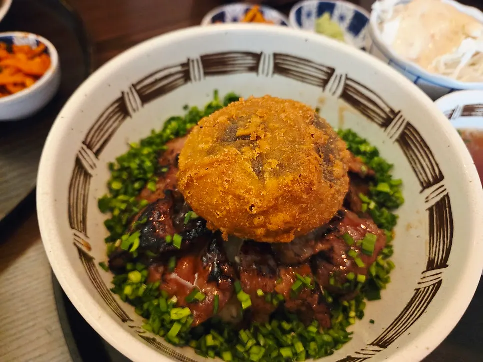 Steki rice bowl topped with grilled meat and chives