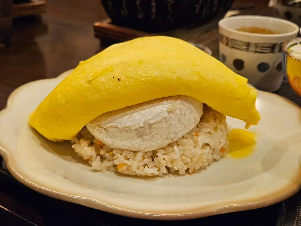 Sauce served to pour over the omurice