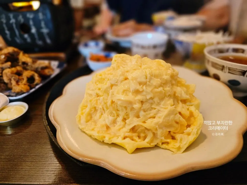 Omurice after cutting with a knife and pouring sauce on top