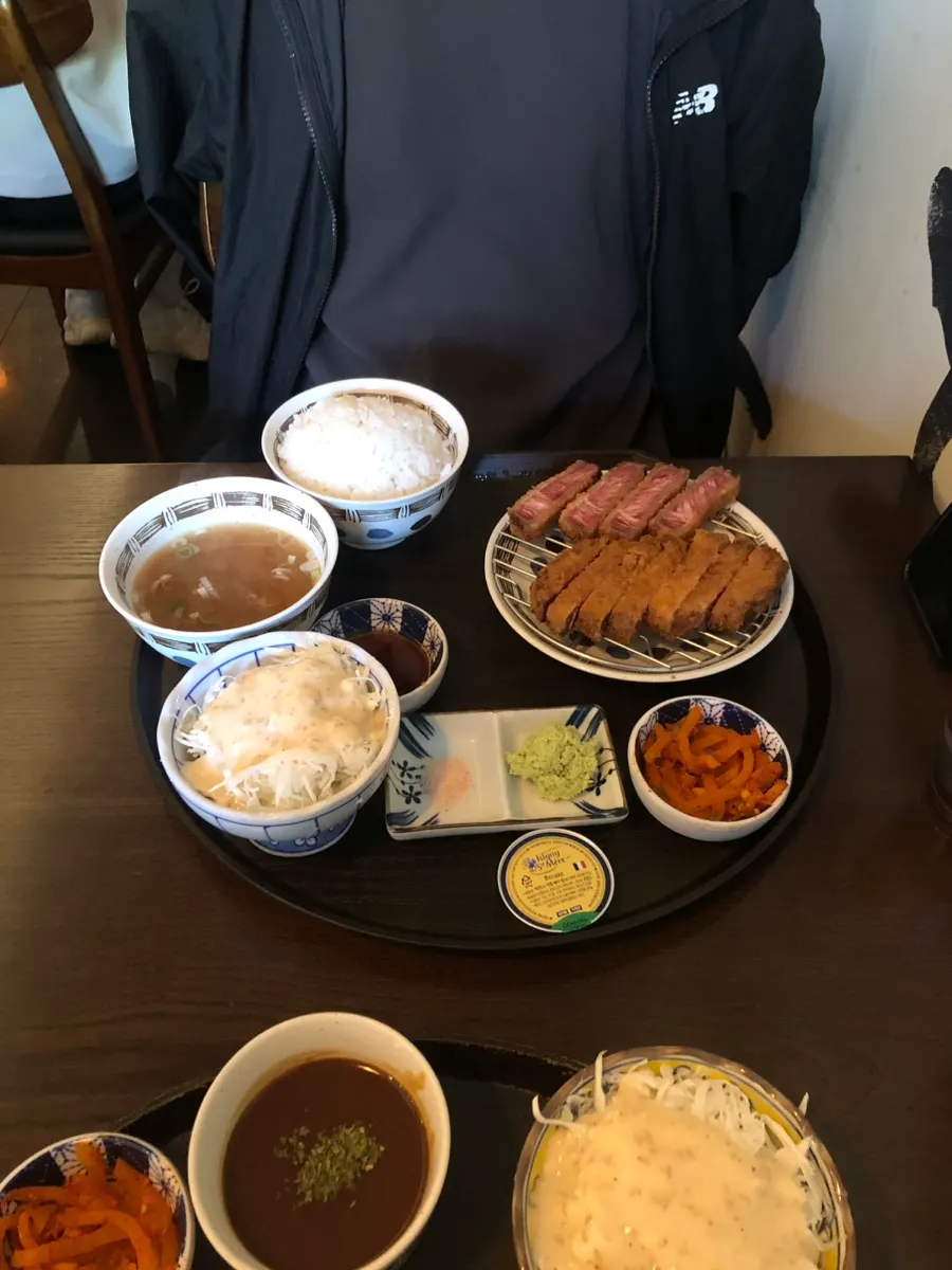 Full table setting of the sirloin gyukatsu set