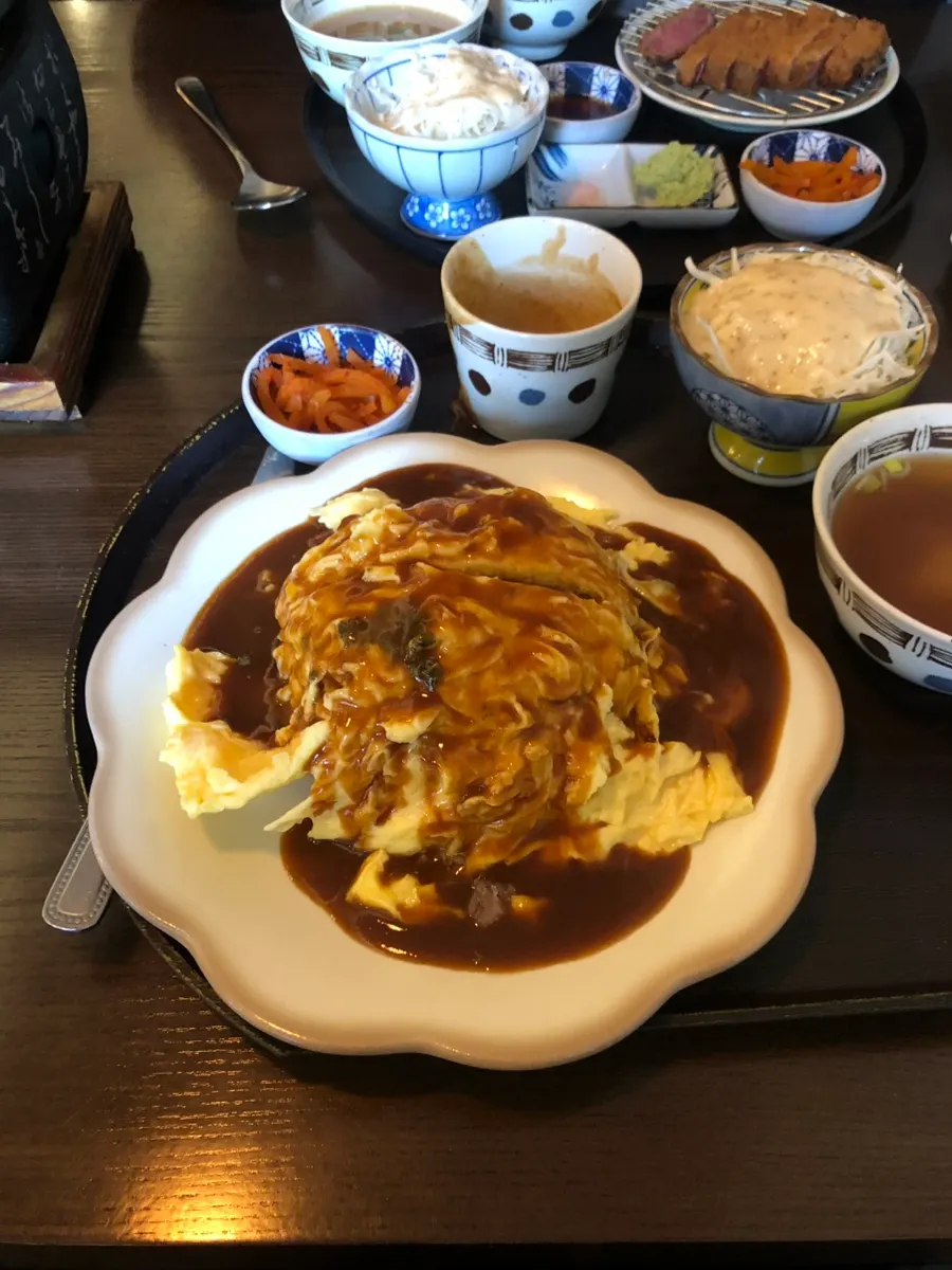 Hambagu omurice with sauce poured over it