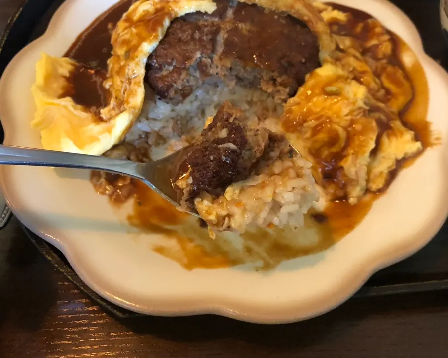 Cross-section of the omurice egg cut with a knife