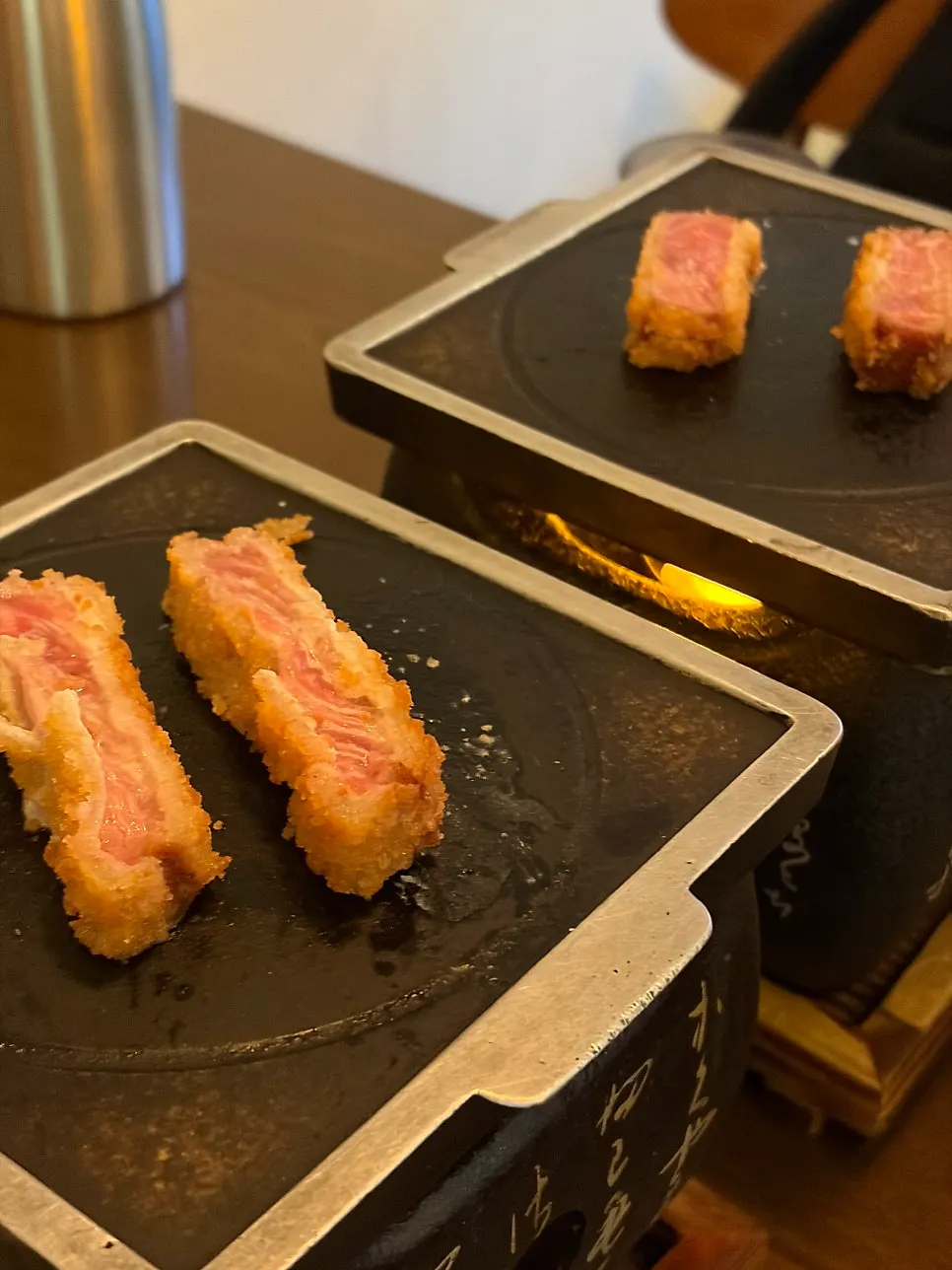1인 1화로에 규카츠 굽는 모습