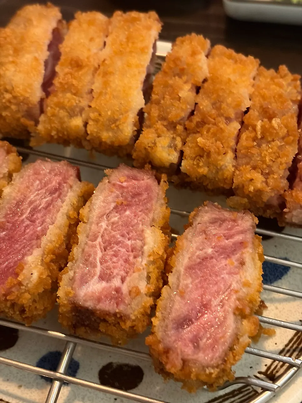 와사비에 찍은 규카츠 단면