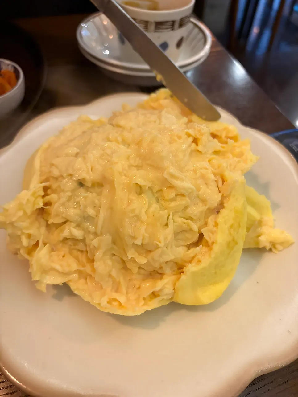 계란이 갈라진 오므라이스 단면
