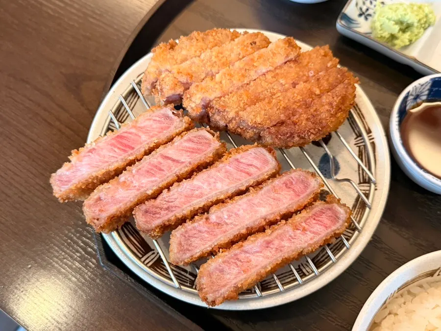 화로에 규카츠와 버터를 올린 모습