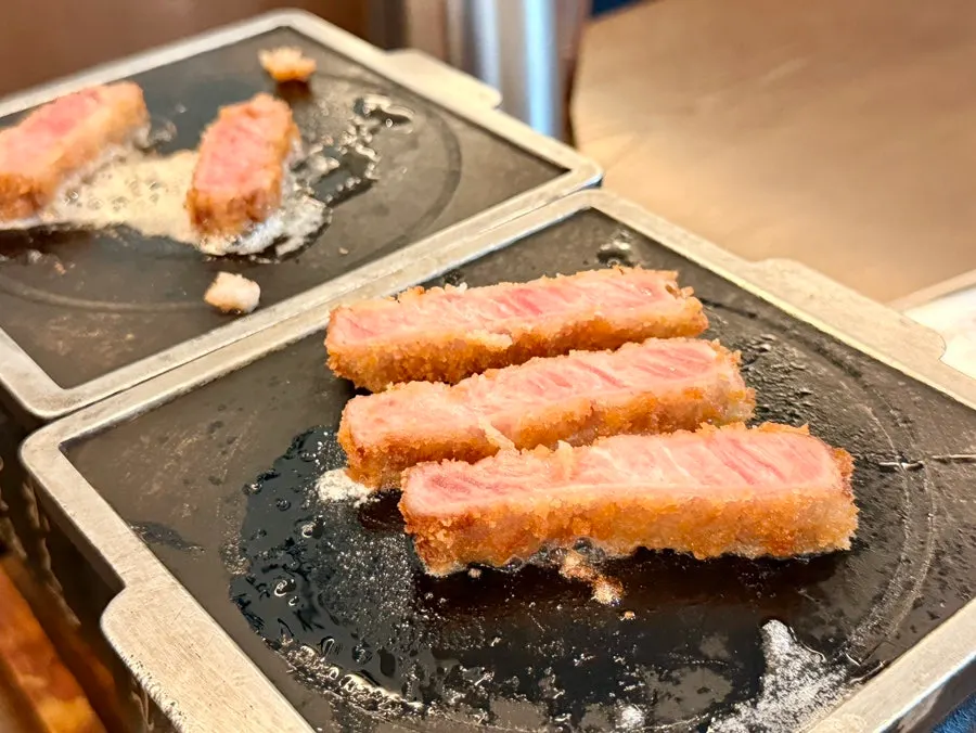겉면을 노릇하게 구운 규카츠