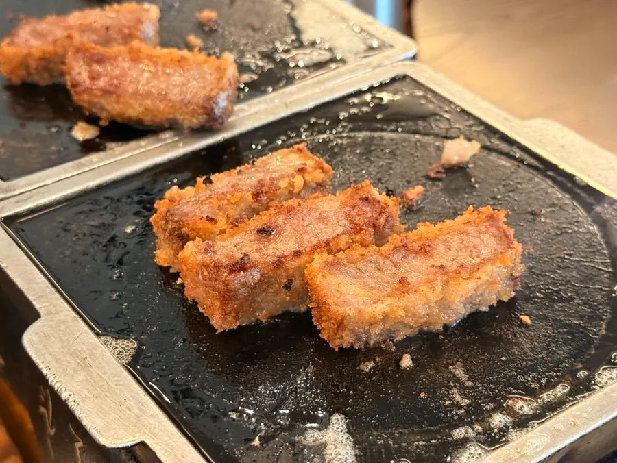 원하는 굽기로 익혀가는 규카츠 조각