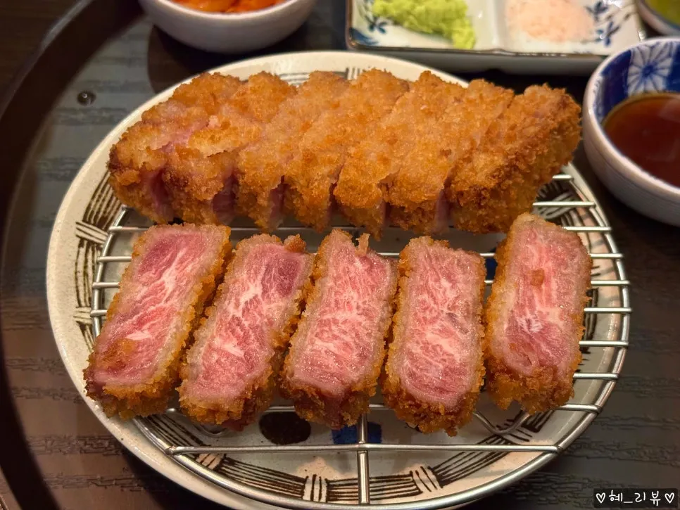 Personal grill and gyukatsu plate in the center of the table