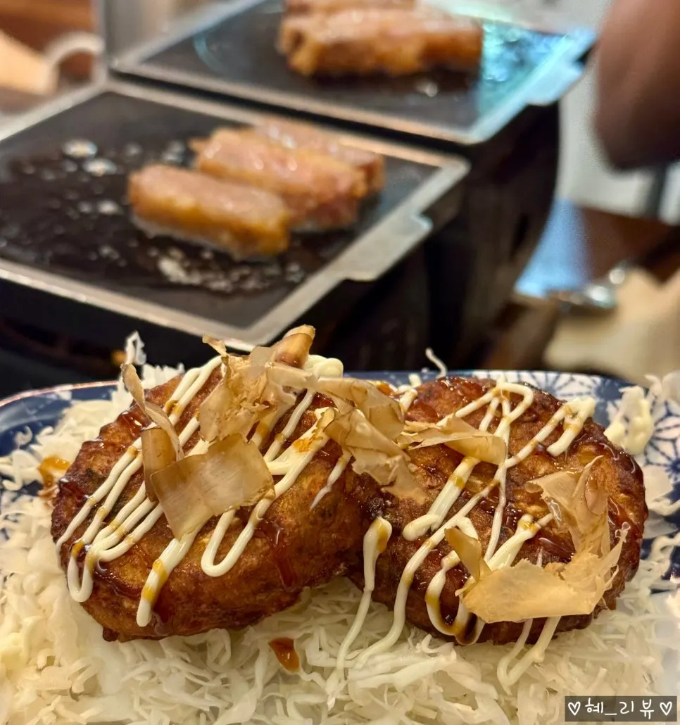 A slice taken from the mini okonomiyaki