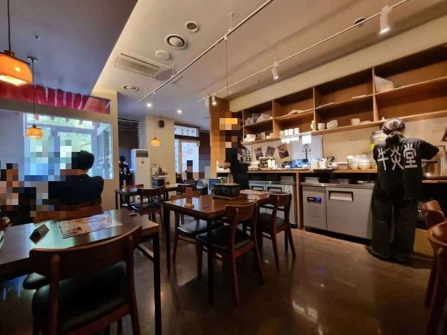 Table seating area inside Gyuen-dang Gwanggyo Branch
