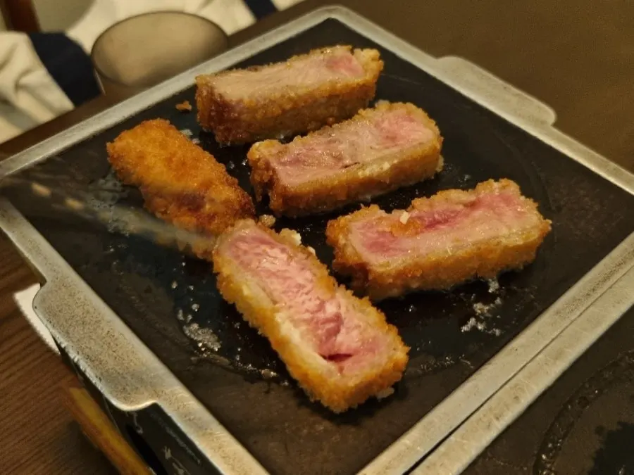 Picking up a piece of grilled gyukatsu