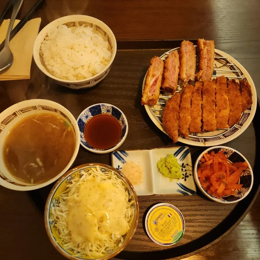 밥과 장국, 샐러드가 함께 나온 채끝 규카츠 한상